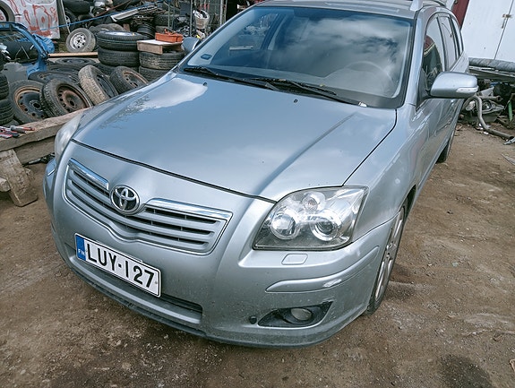Toyota Avensis 2,2 4-D4 manuaali 2007 varaosina