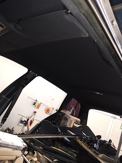 e46 touring tumma kattoverhoilu, pilarit ja aurinkolipat