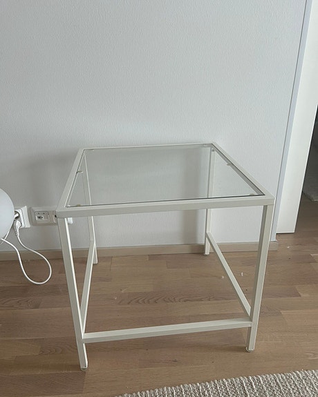 Lasinen pöytä