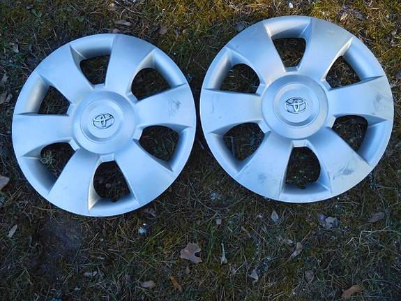 Toyotan pölykapselit  2kpl , Avensis, Yaris , 15 tuumaa
