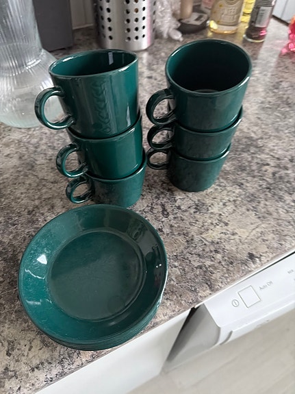 Iittala vihreät kahvikupit ja lautaset