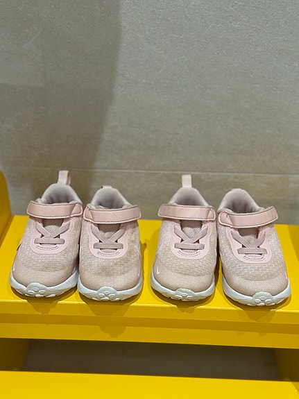 Nike lasten lenkkarit koko 21 vaaleanpunainen tytöille