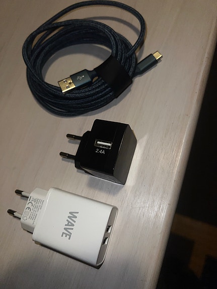 3 metrinen Usb-C laturi ja 2 adapteria