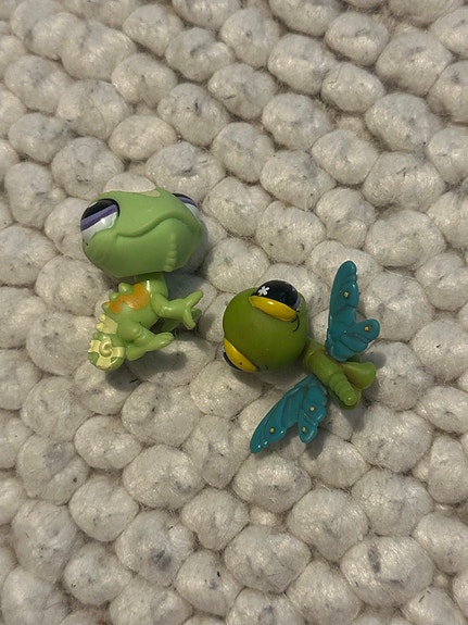 Littlest Pet Shop sammakko ja sudenkorento -figuurit