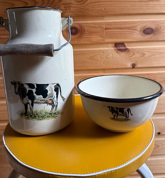 Vintage lehmäaiheinen emalinen maitokannu ja kulho