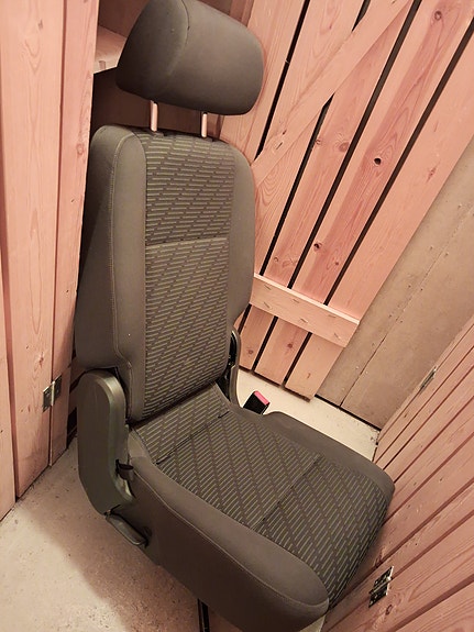 Wolsvagen Caddy lisäpenkki