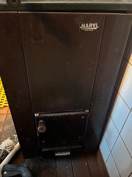 Iso Narvi kiuas suojaluukulla