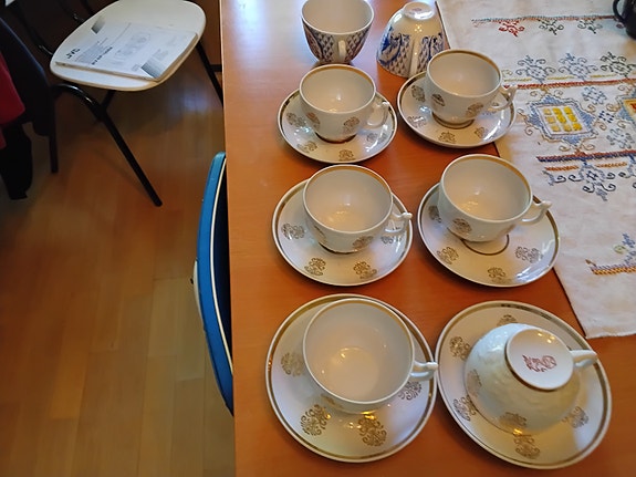 Kahdeksan venäläistä,teekuppia