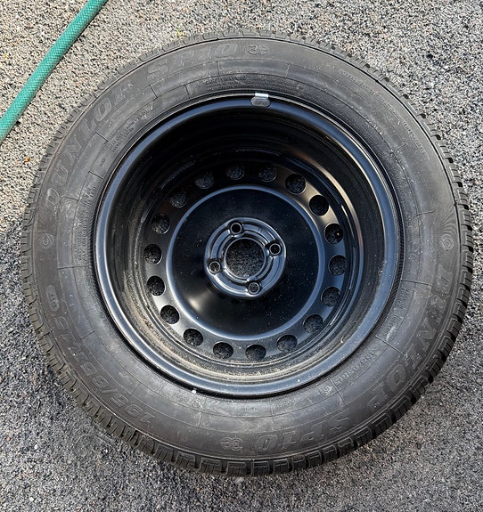Uusi Dunlop kesärengas 195/65R15 ja peltivanne (4x100)