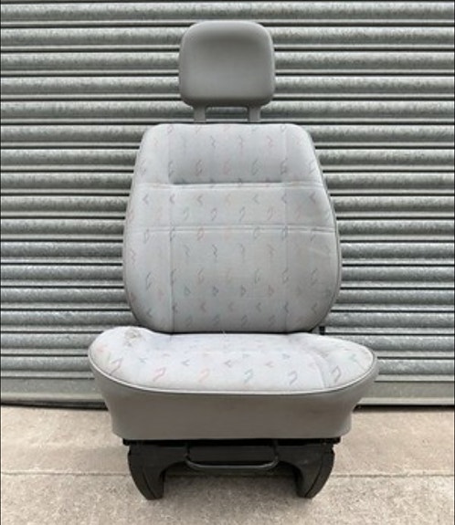 Vw t4 yksittäinen etupenkki jalustalla.