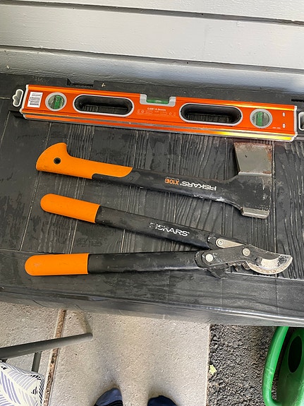 Fiskars oksasakset ja kirves sekä vatupassi