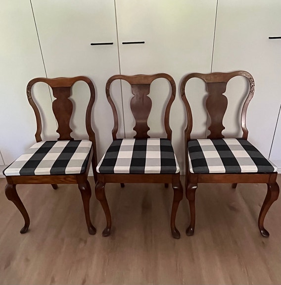 Kolme tuolia yhteishintaan 45 €