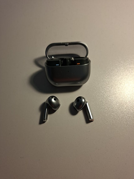 Samsung buds 3 nappikuulokkeet latauskotelolla