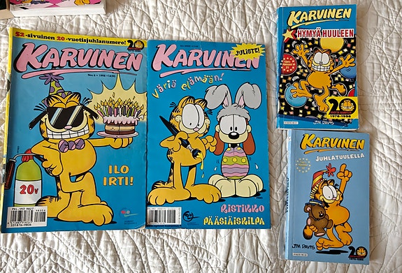 Karvinen sarjakuva kirjoja ja lehtiä
