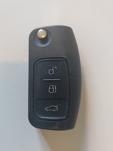 Uusi avain jyrsittynä ja ohjelmoituna - FORD