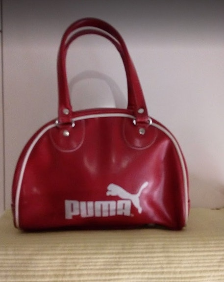 Kiva pieni "PUMA" laukku. tumm.pun. Käytetty siistikumtoinen, ehjä
