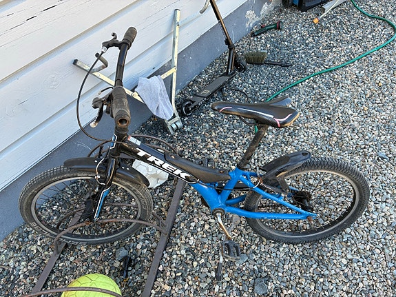 Trek lastenpyörä 20" musta-sininen