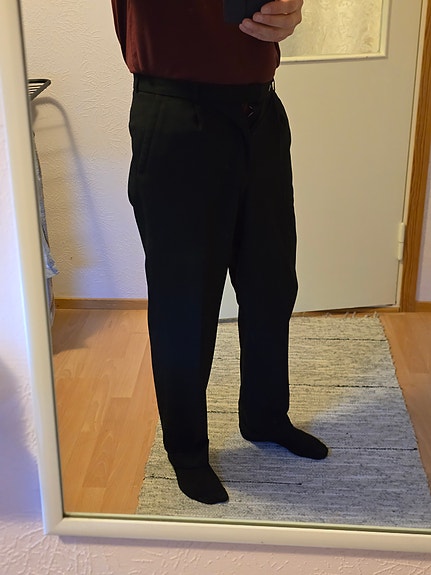 Väljät mustat suorat housut