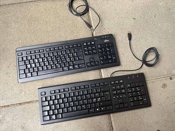 Fujitsun ja hp täyskokoien näppäimistö