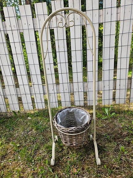 Metallinen kukkateline korilla