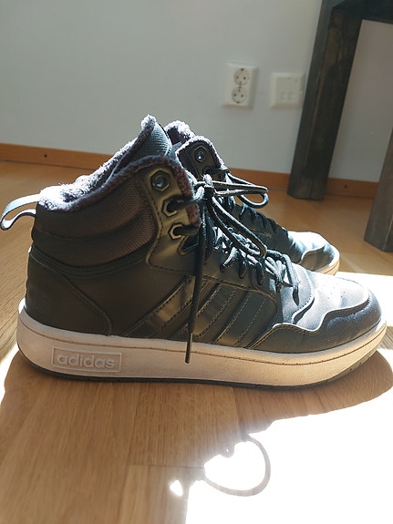Adidas vapaa-ajan kengät