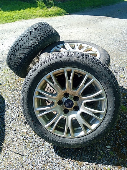 Ford merkkiset vanteet renkaineen
