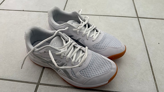 Asics Upcourt 6 naisten sisäpelikengät koko 40,5 valkoinen