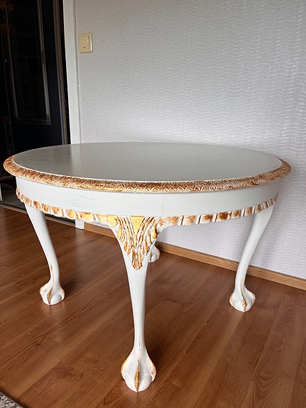 Valkoinen Chesterfield pöytä