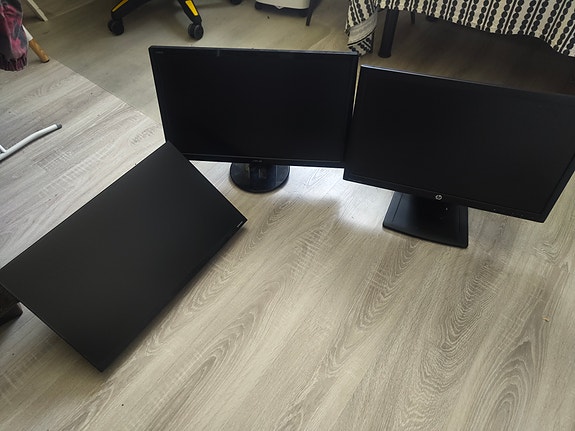 3 Tietokone näyttöä HP,ASUS ja Samsung