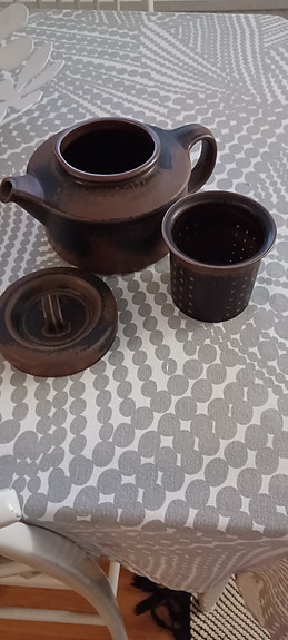 Arabia teekannu Ruska siivilällä ruskea