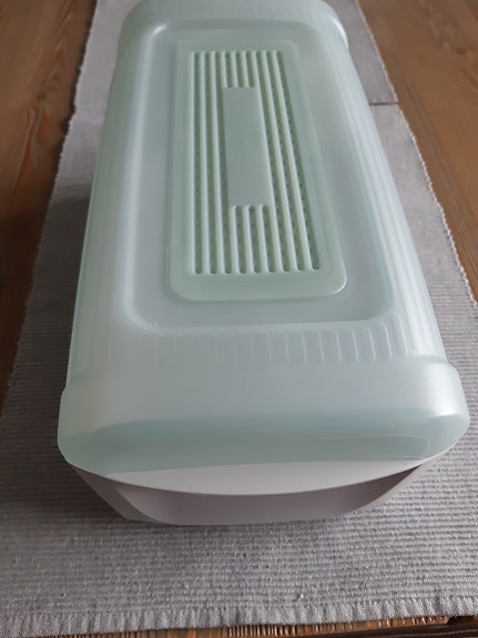 Tupperware leipälaatikko