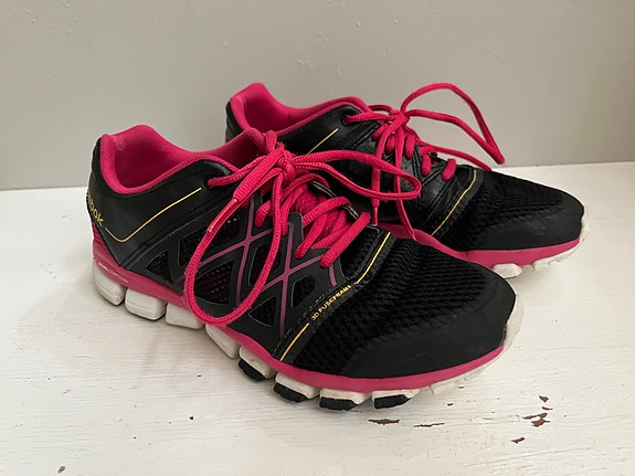 Reebok treenikengät koko 38,5 musta–pinkki