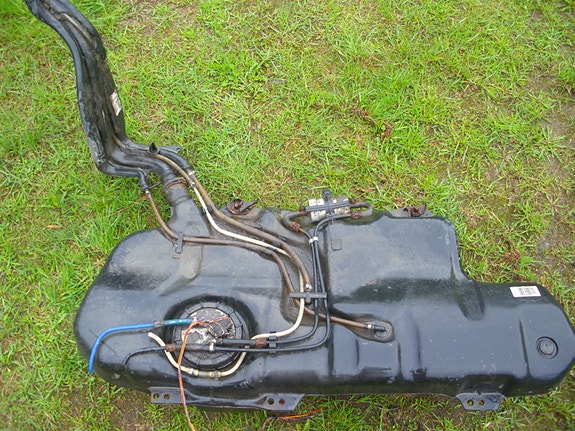 Volkswagen Polo HB 98 bensatankki