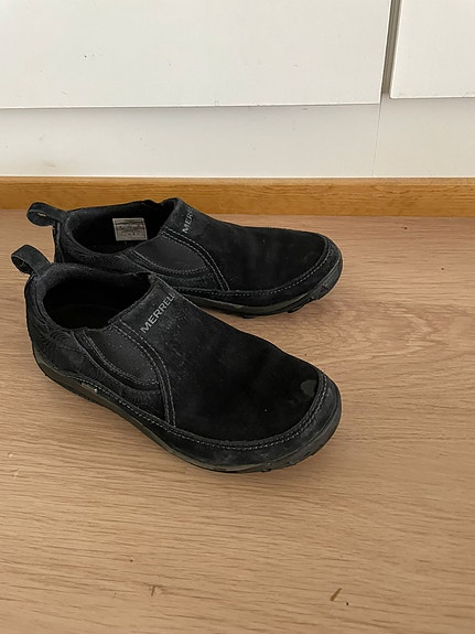 Mustat kengät