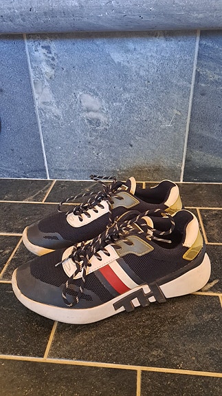 Tommy Hilfiger tennarit