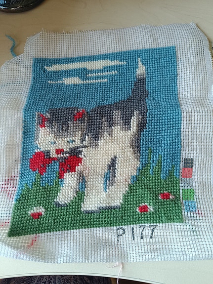 Kissa ristipistotyö