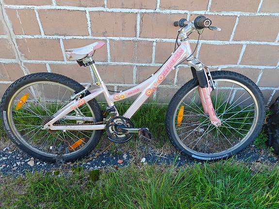Trek maastopyörä 24" vaaleanpunainen tytöille