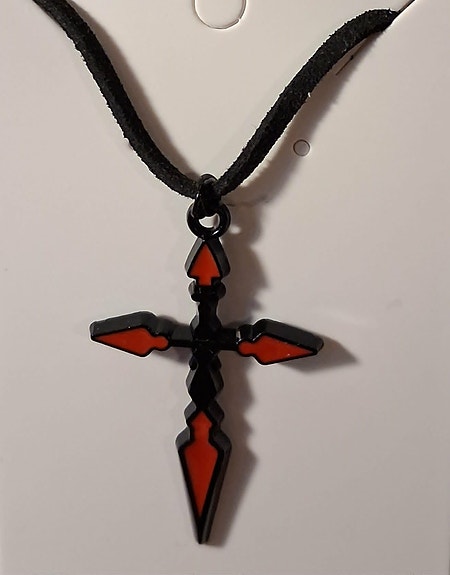 Iso puna/musta risti (4,7cm.)mokkanauhassa.