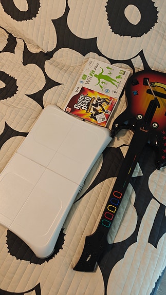 Nindendo wii tasapainolauta ja guitarhero