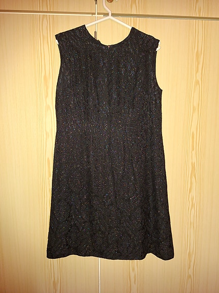 60-luvun mekko,kohokimallusta mustalla pohjalla,koko M/L