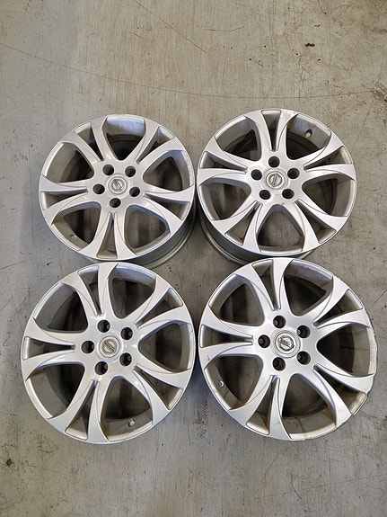 4kpl 17" 5x114,3 Nissan alkuperäiset alut