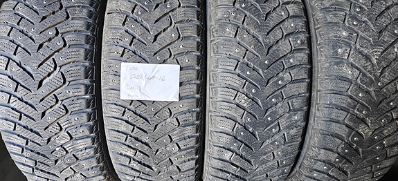 4kpl 205/60R16 Toyo nastarenkaat