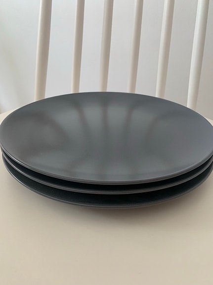 IKEA harmaat lautaset