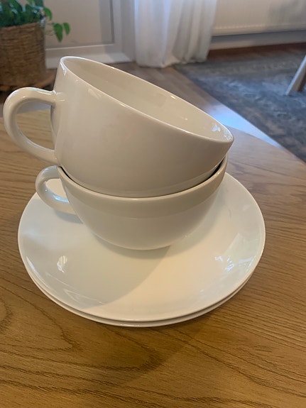 Iittala arabia 24h sarjan teekupit ja lautaset