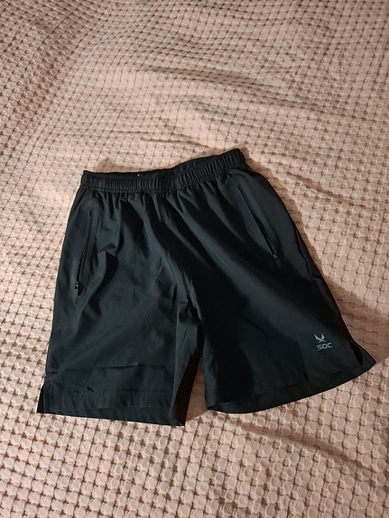 Mustat shortsit