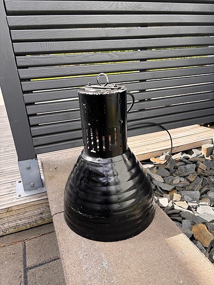 Vanha musta industrial-tyylinen valaisin