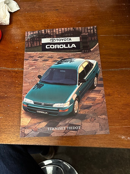 Toyota Corolla 1996 tekniset tiedot -esite
