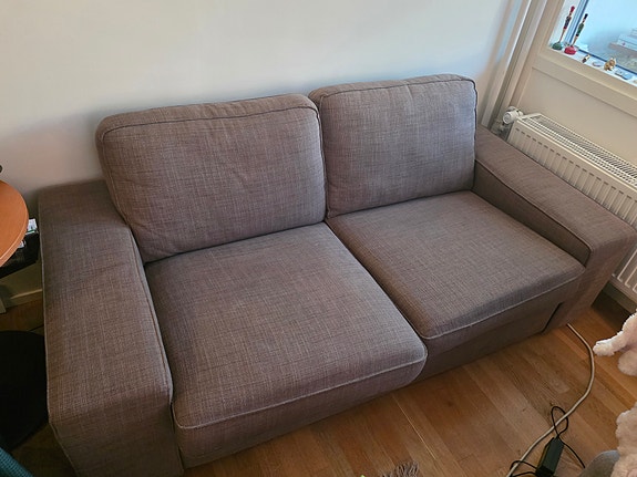 Siisti kahden istuttava sohva