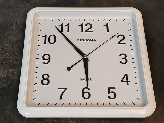 Leijona seinäkello (valkoinen)