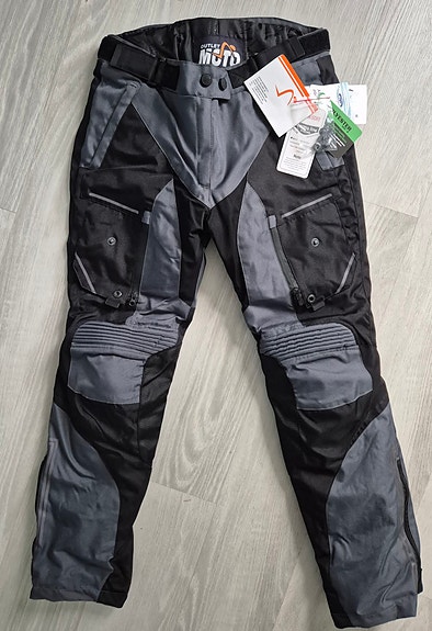Kahdet Naisten ajohousut, UUDET, koko L ja XXL kokoiset housut.